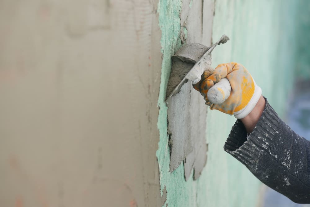 Réparer une grosse fissure de mur extérieur : le guide complet