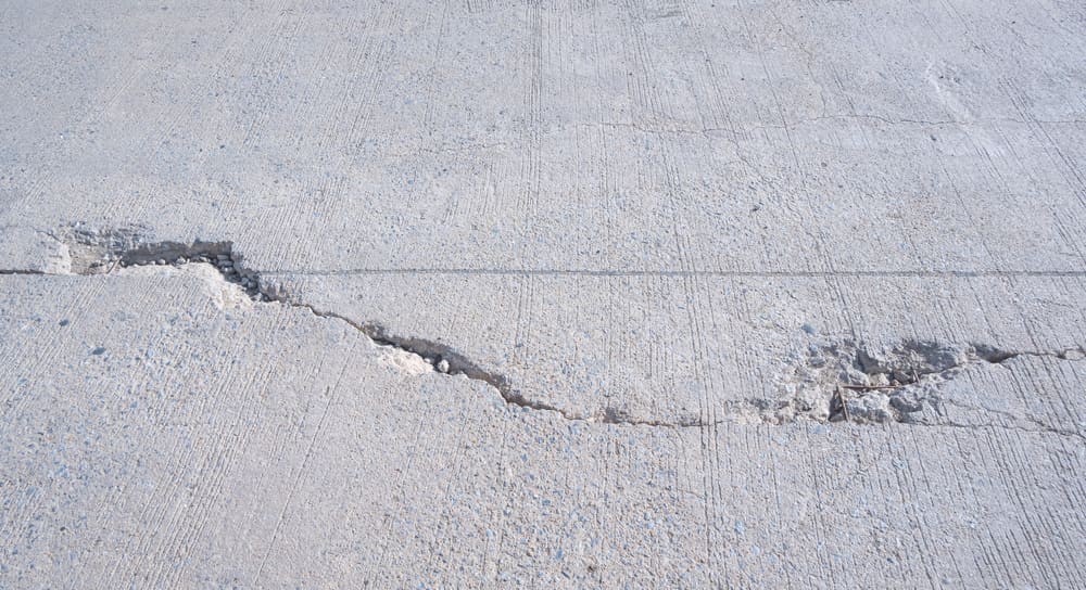 Fissure sur un mur porteur : comment réagir ?
